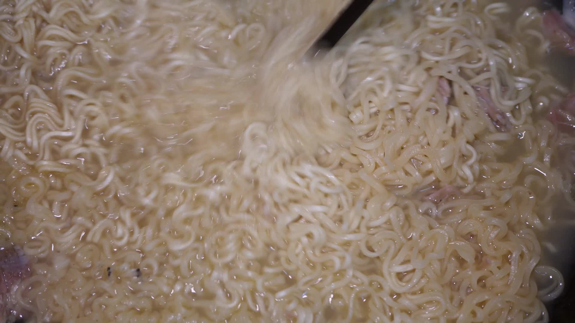 煮泡面煮方便面垃圾食品快餐视频的预览图