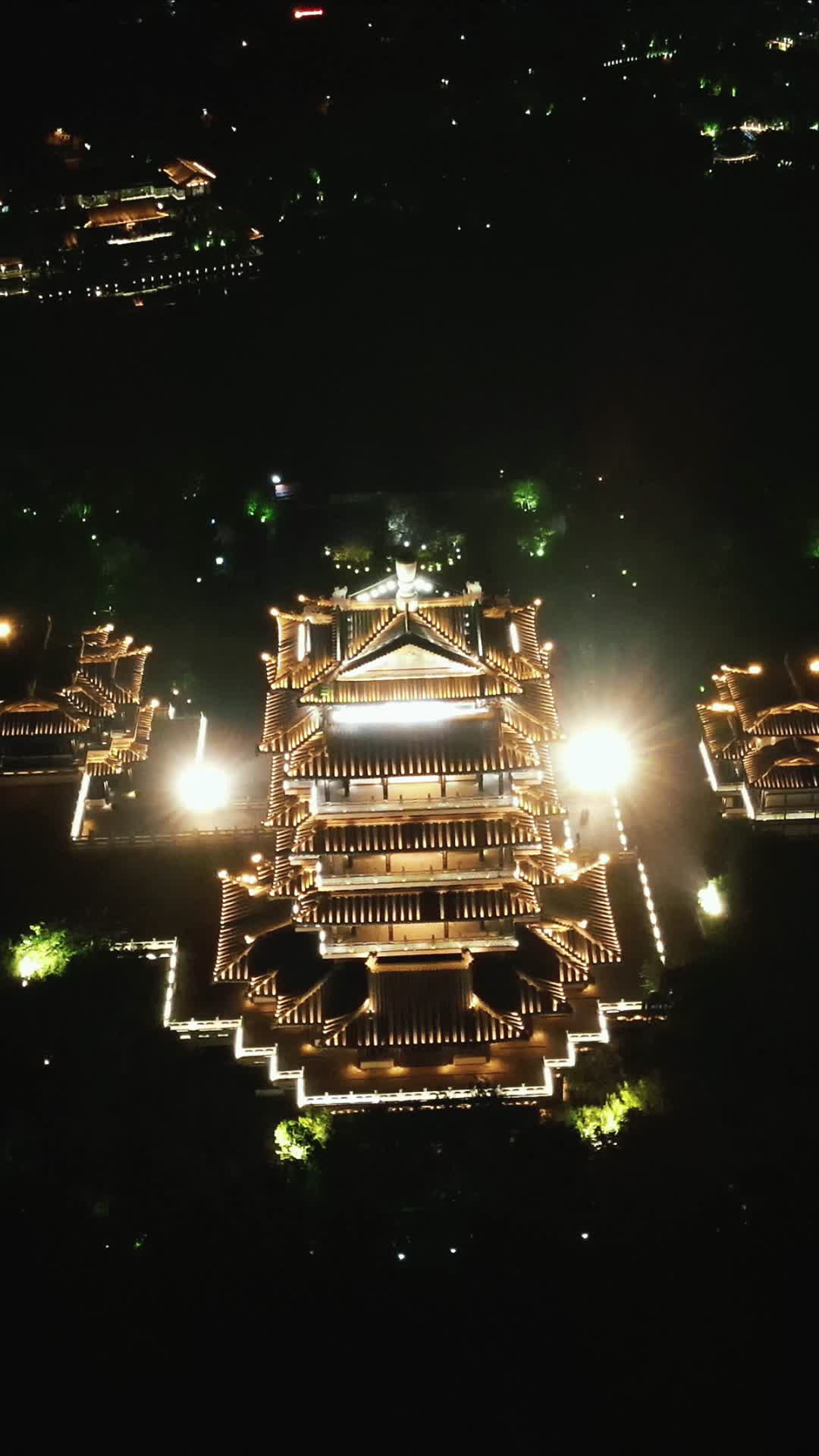 航拍山东济南大明湖景区超然楼夜景视频的预览图