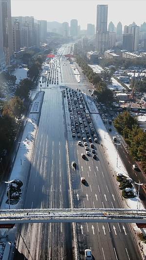 城市航拍山东济南经十路交通雪景视频的预览图