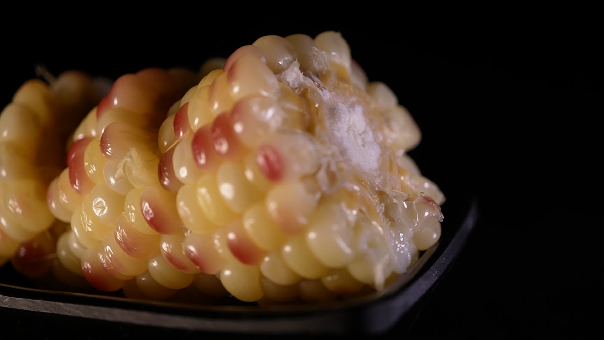 老玉米苞米黏玉米视频的预览图