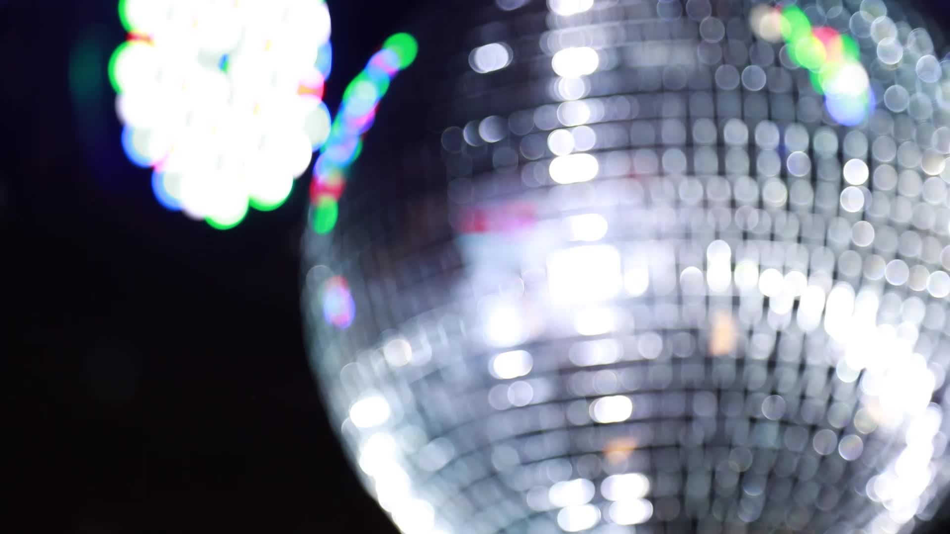 镜球反射彩灯的光线水晶玻璃魔球视频的预览图