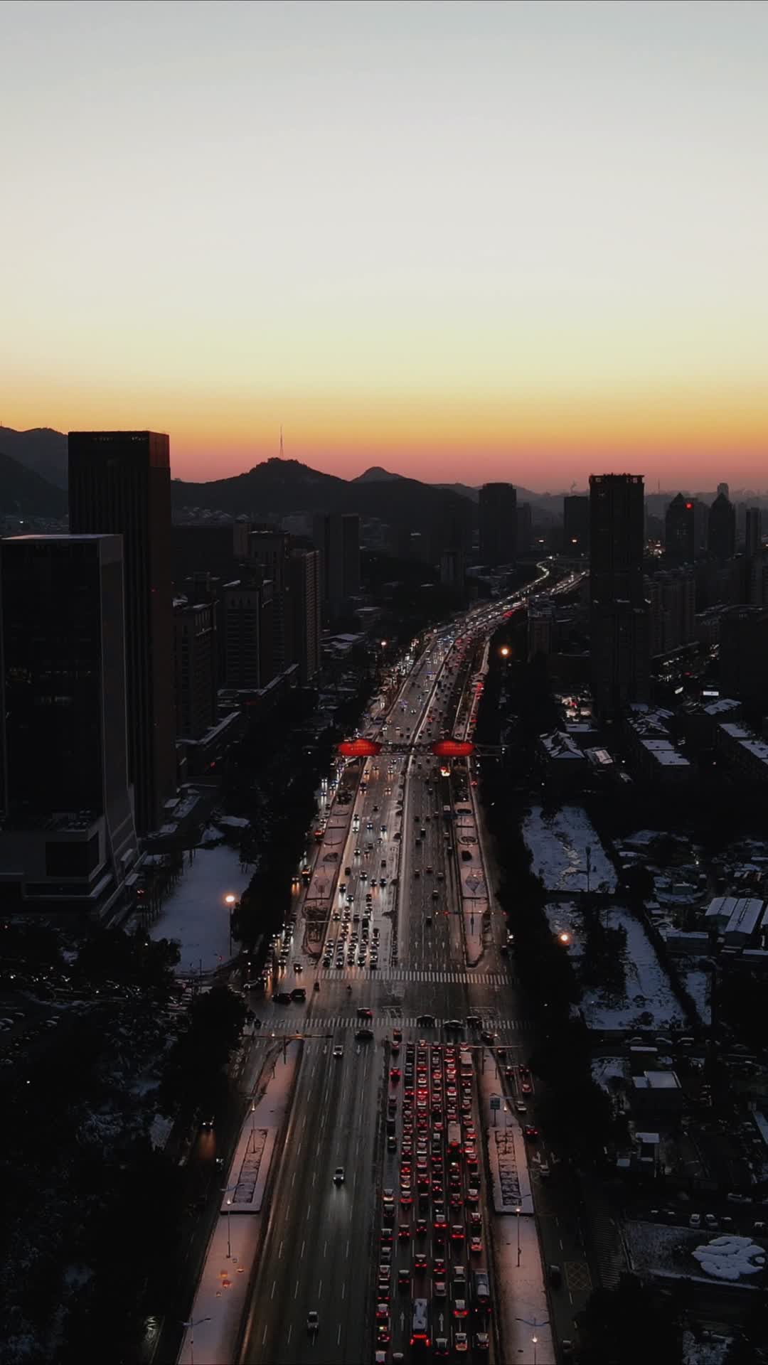 航拍山东济南经十路交通夜景视频的预览图