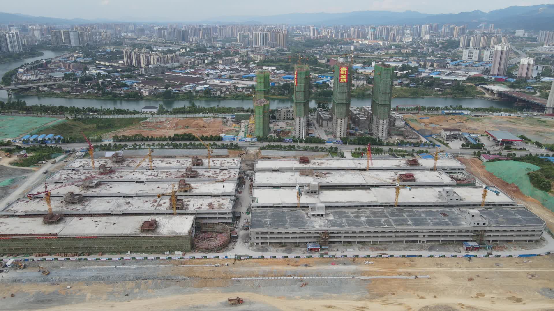 航拍城市建设工地施工吊塔视频的预览图