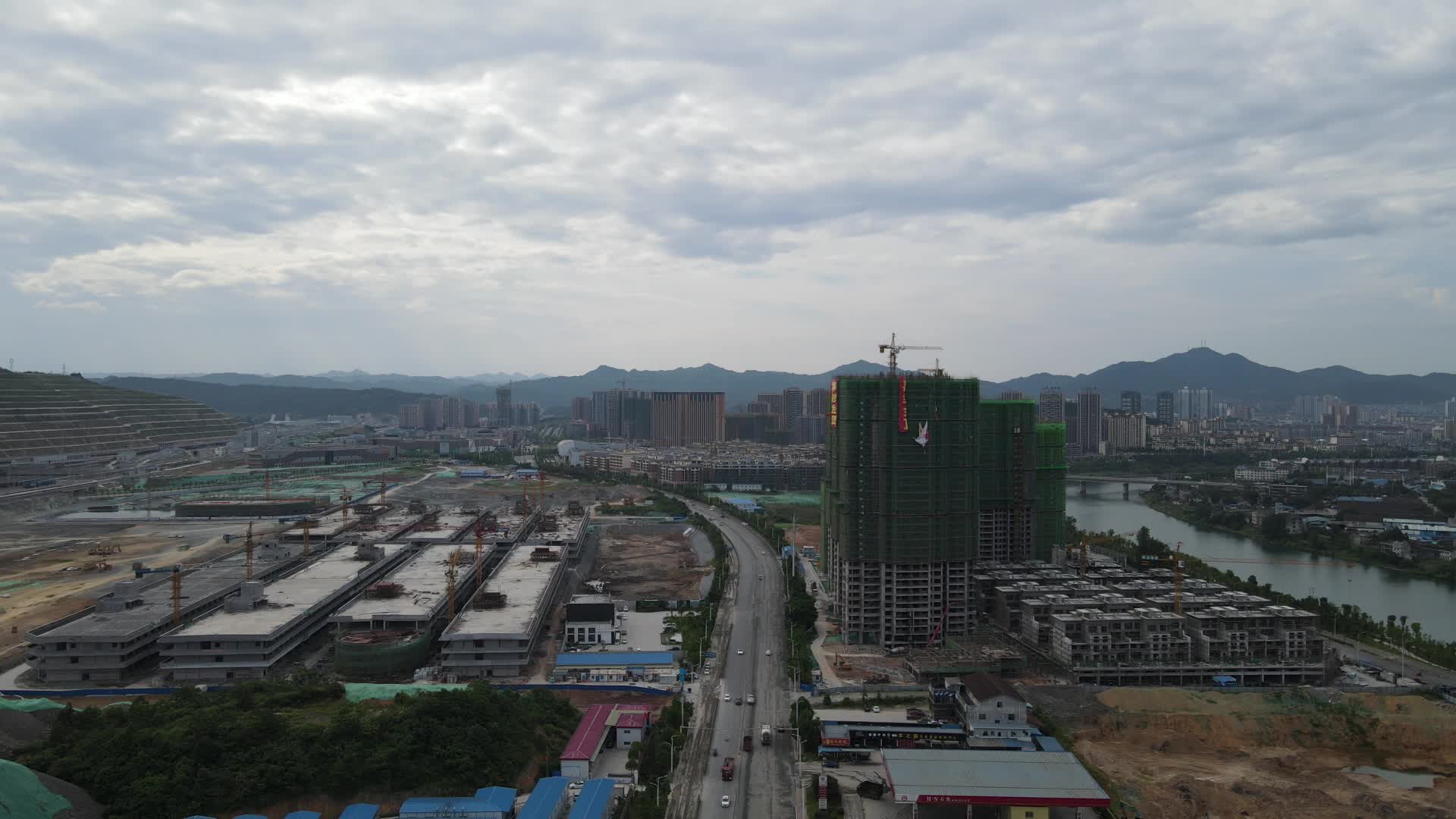 航拍城市建设工地施工吊塔视频的预览图