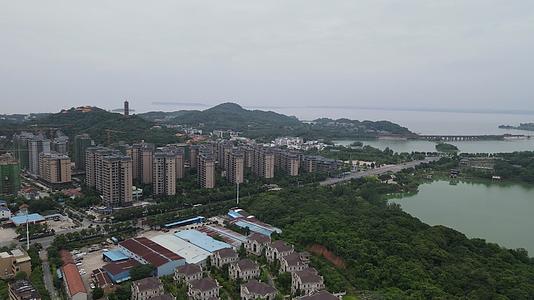 航拍湖南岳阳城市风光视频的预览图