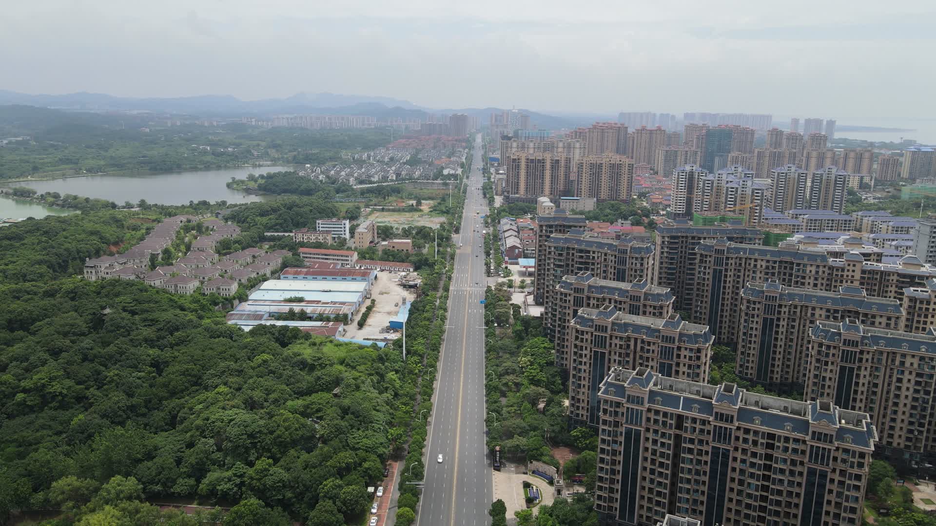 航拍湖南岳阳城市风光视频的预览图