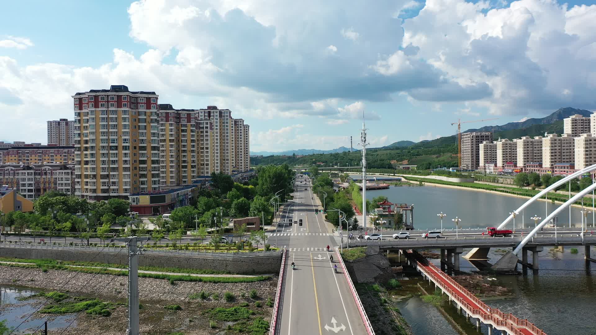 航拍承德丰宁全貌县城发展视频的预览图