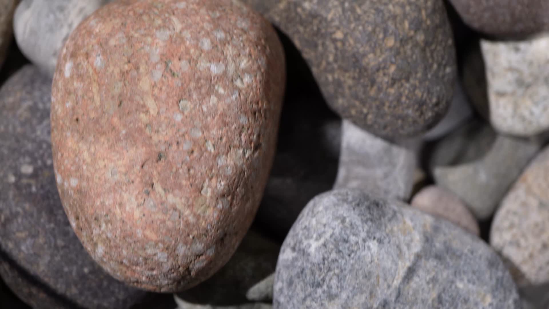 石块鹅卵石石头石子视频的预览图