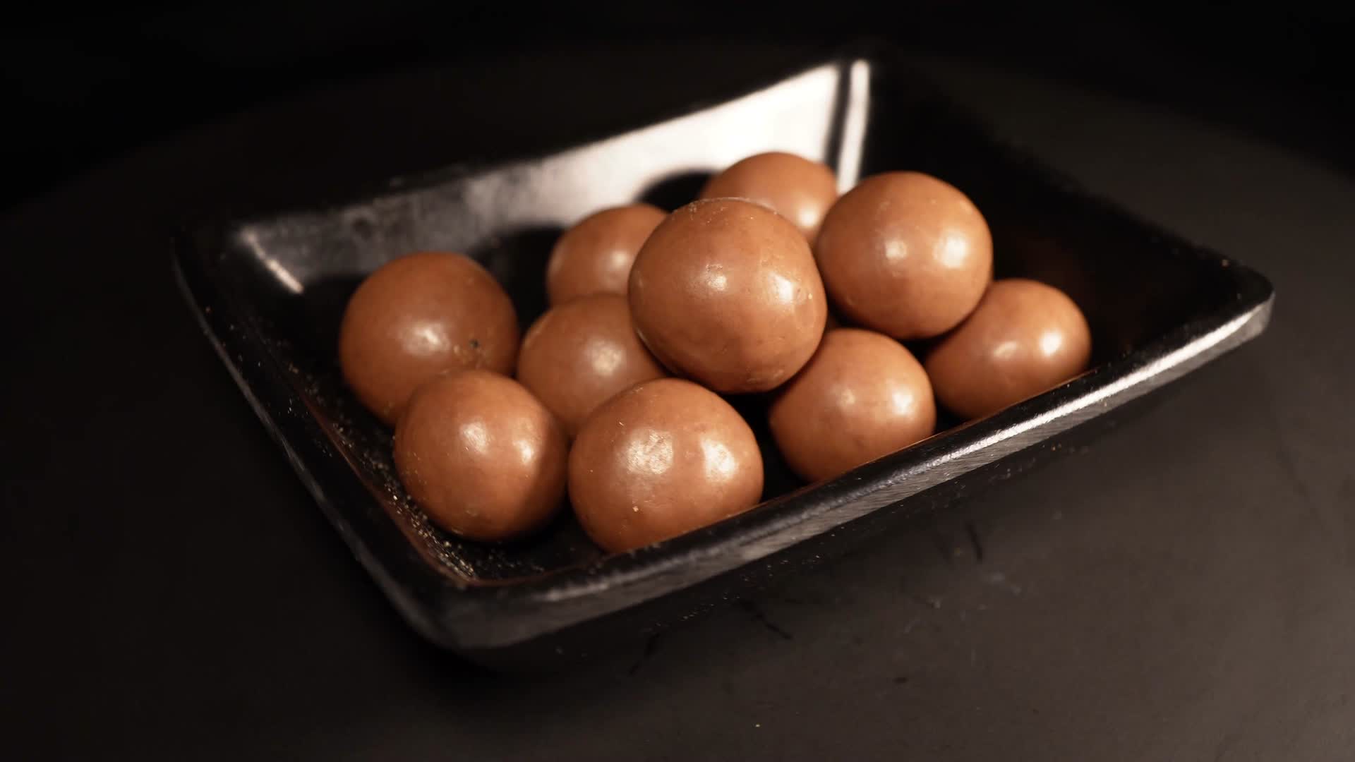 童年零食巧克力球视频的预览图