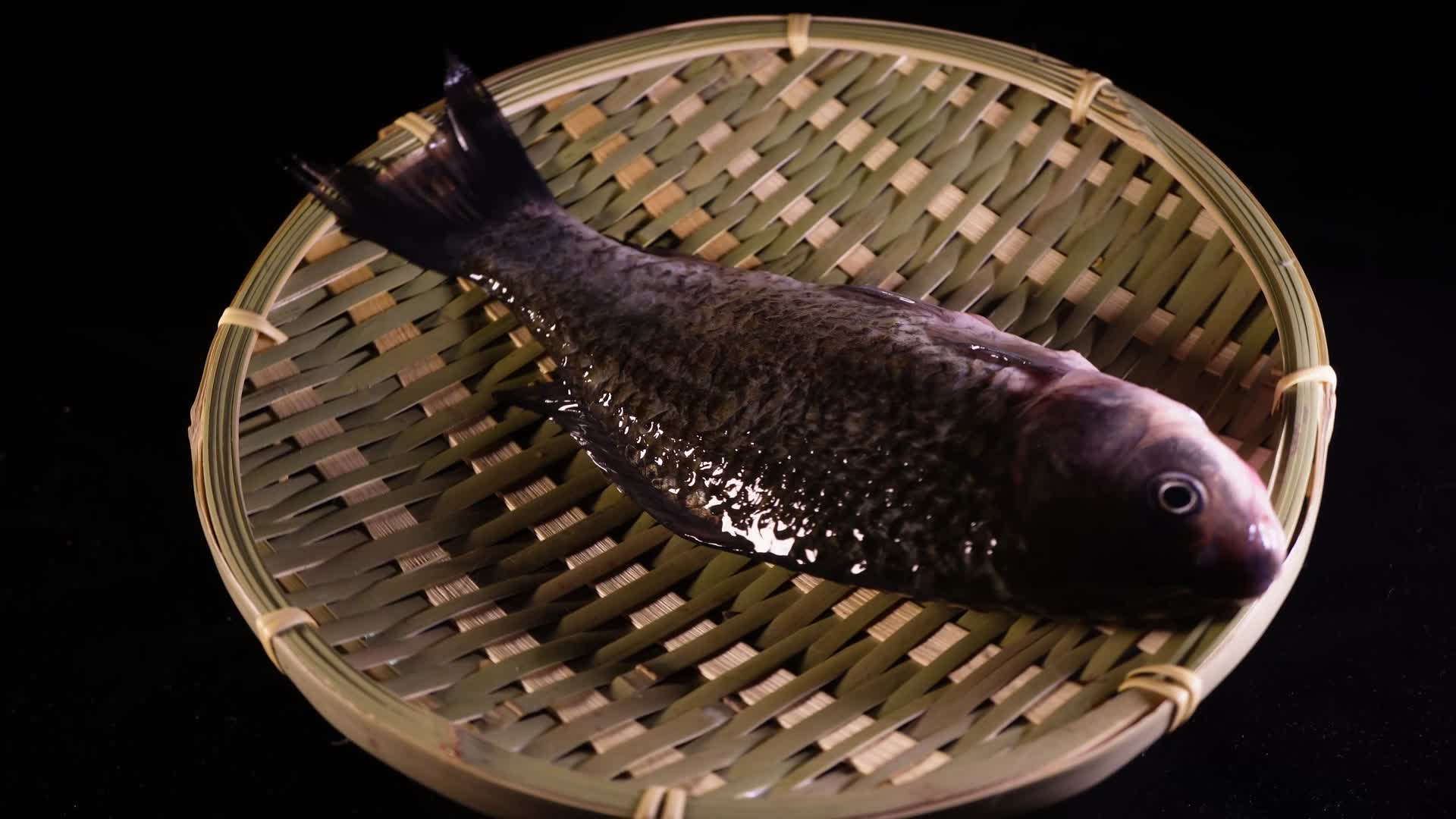 鲫鱼鱼类河鲜鱼肉视频的预览图