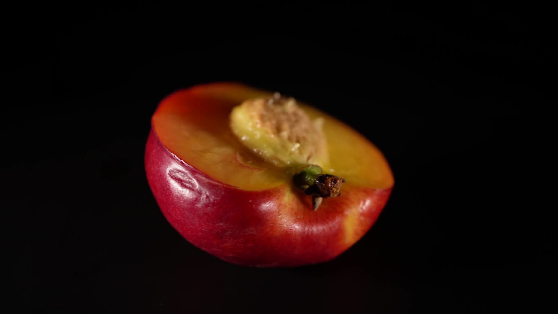 切开的油桃黄桃桃子桃核视频的预览图