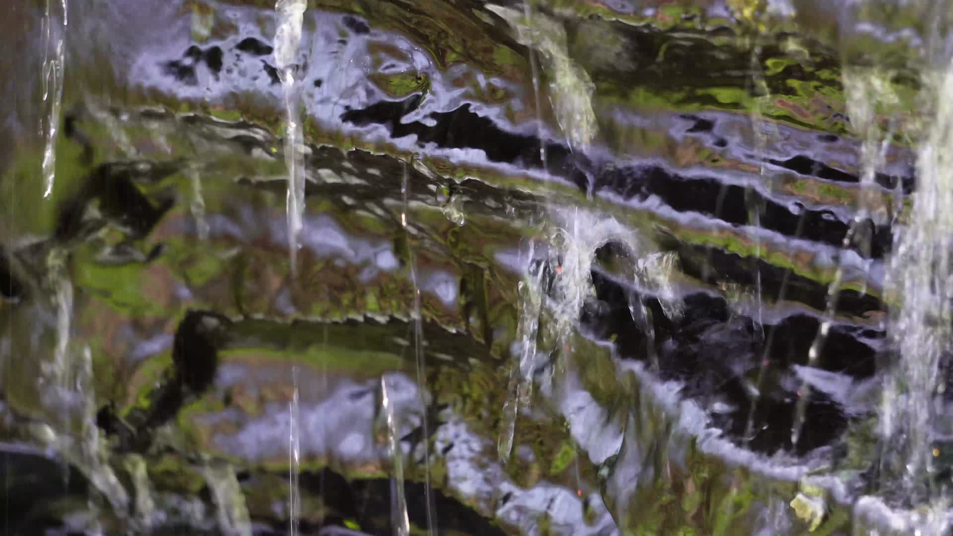 瀑布流水溪流视频的预览图