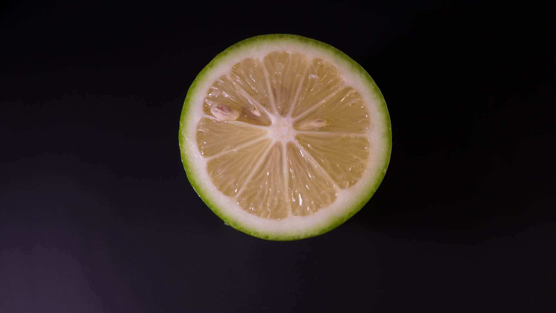 切开的青柠檬视频的预览图