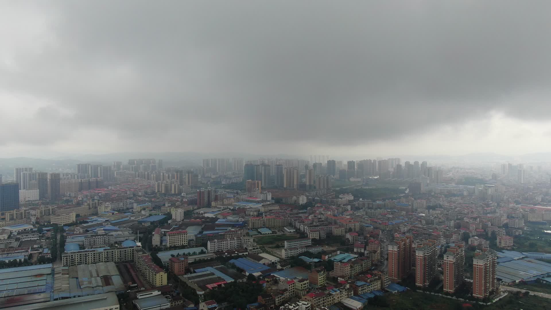 城市航拍乌云密布暴雨来临视频的预览图