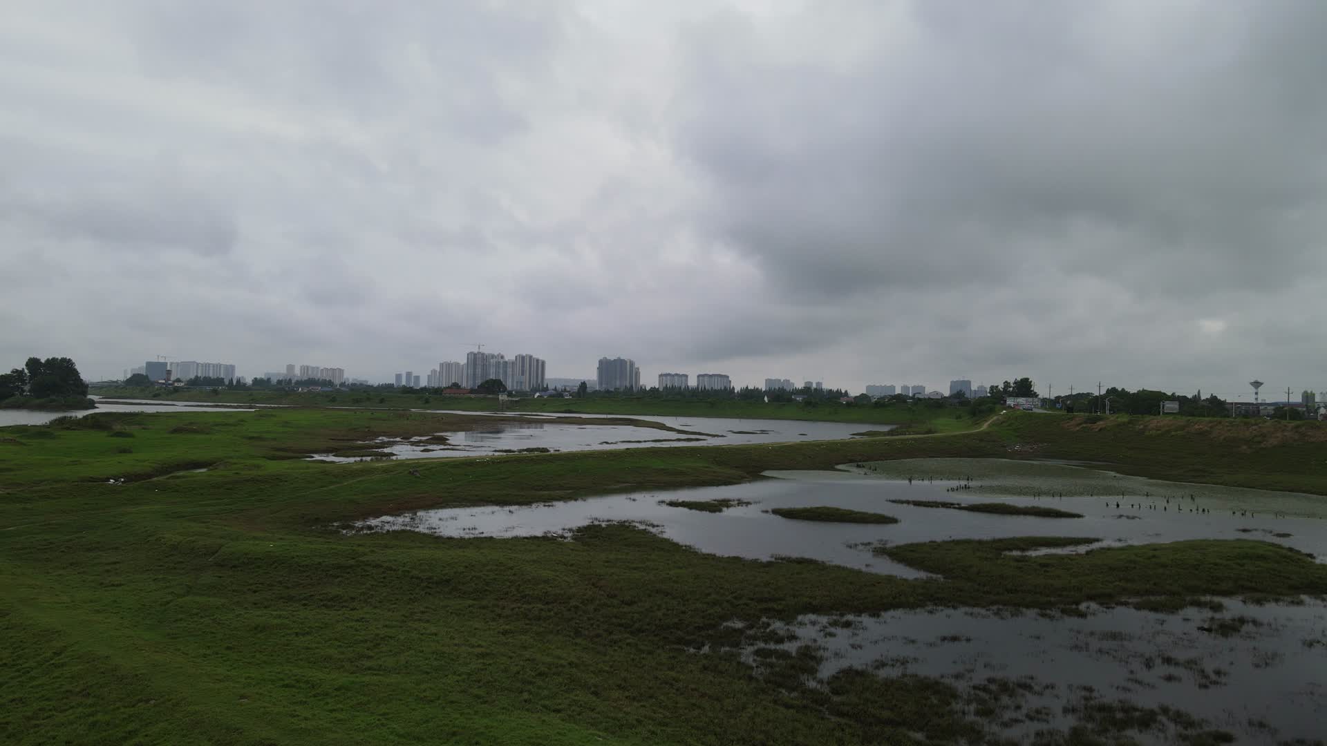 航拍湖南岳阳汨罗J江国家湿地公园视频的预览图