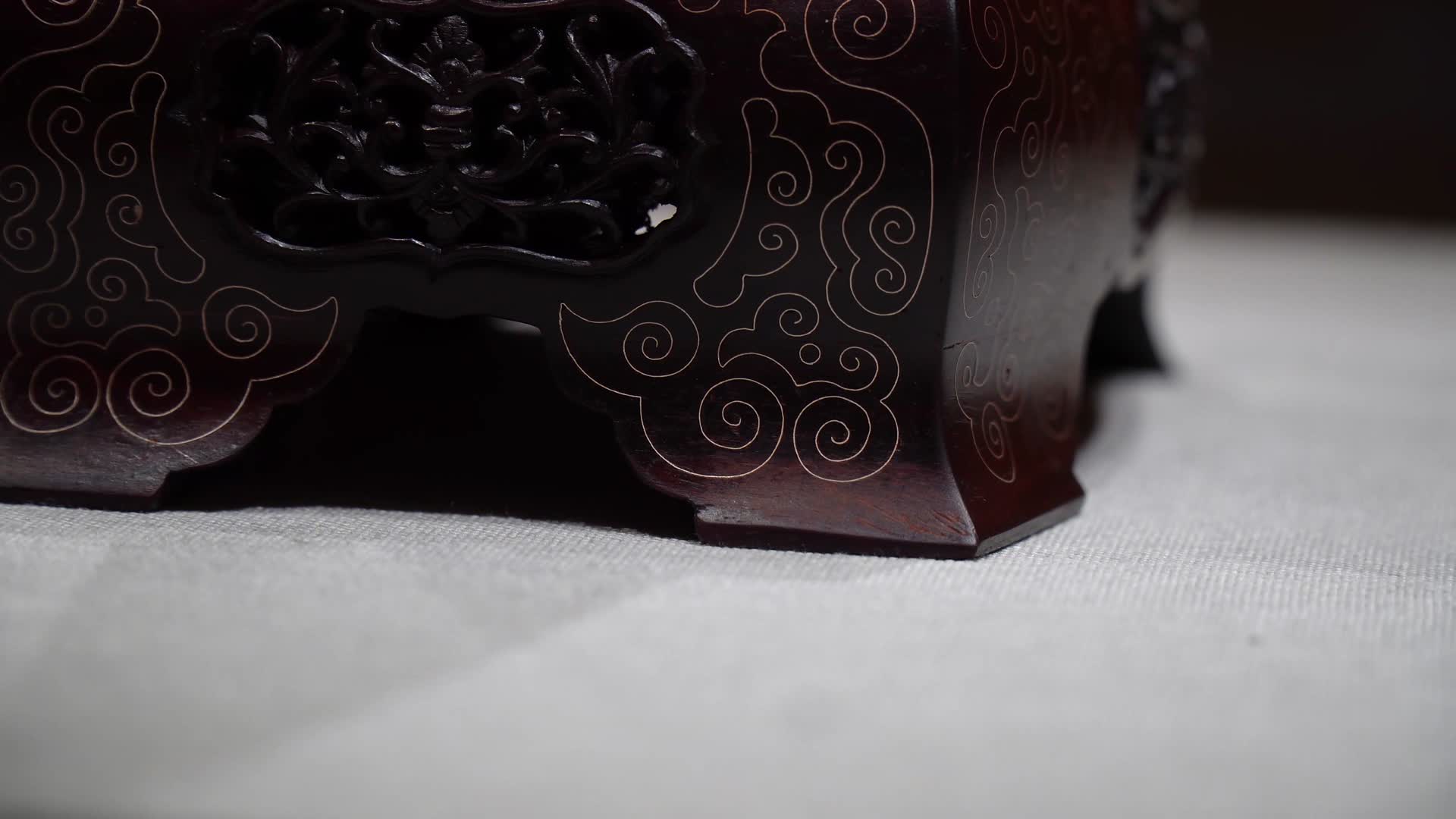 陈列工艺品紫檀木质雕花底座视频的预览图