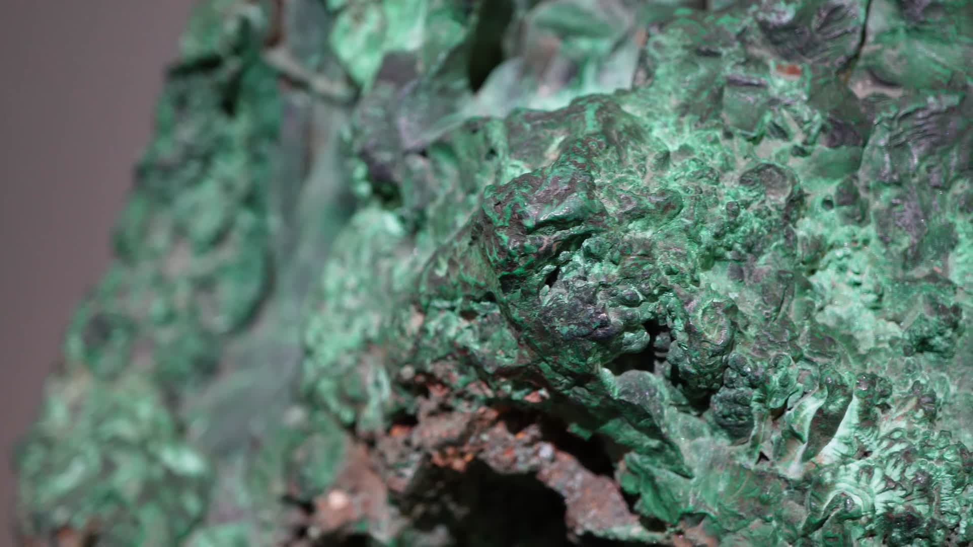 彩色矿石宝石孔雀石水晶石视频的预览图