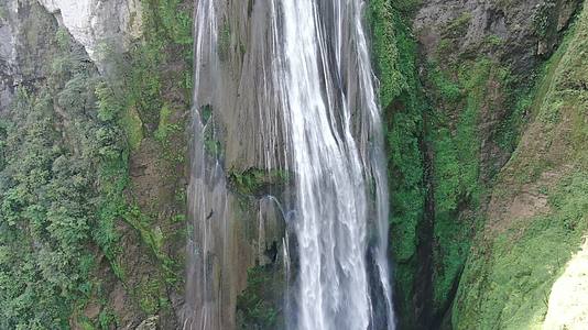 旅游景区湖南湘西尖朵朵瀑布视频的预览图