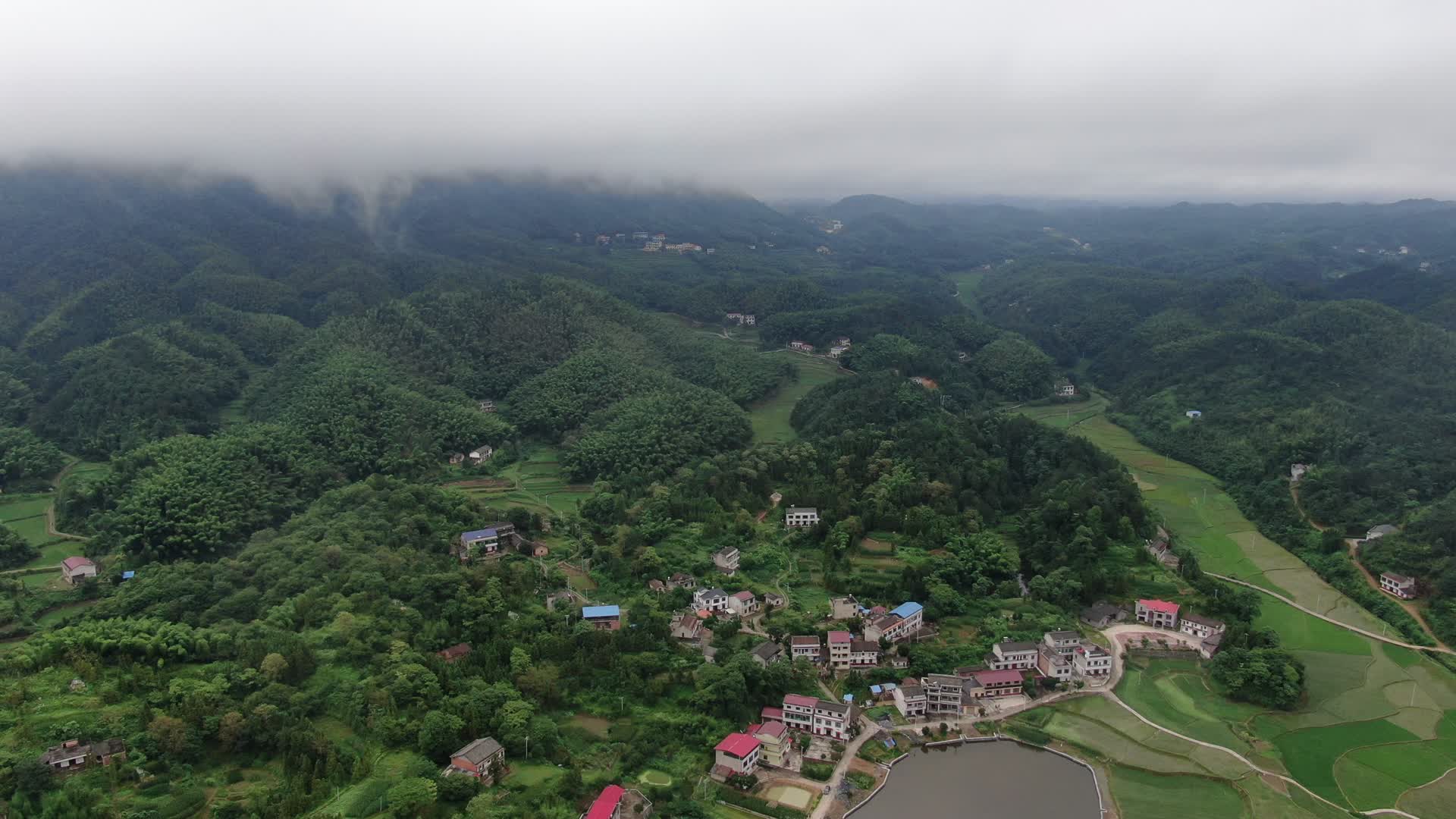 航拍湖南乡村田园风光视频的预览图