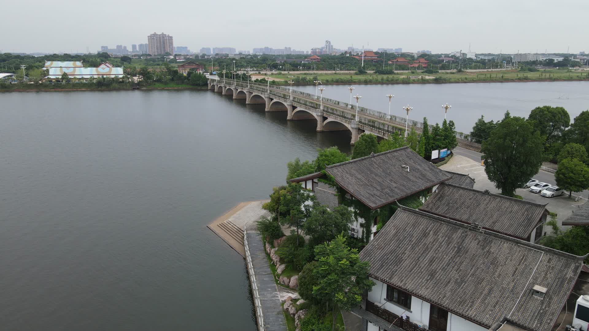 航拍湖南湘阴洋沙湖桥梁视频的预览图