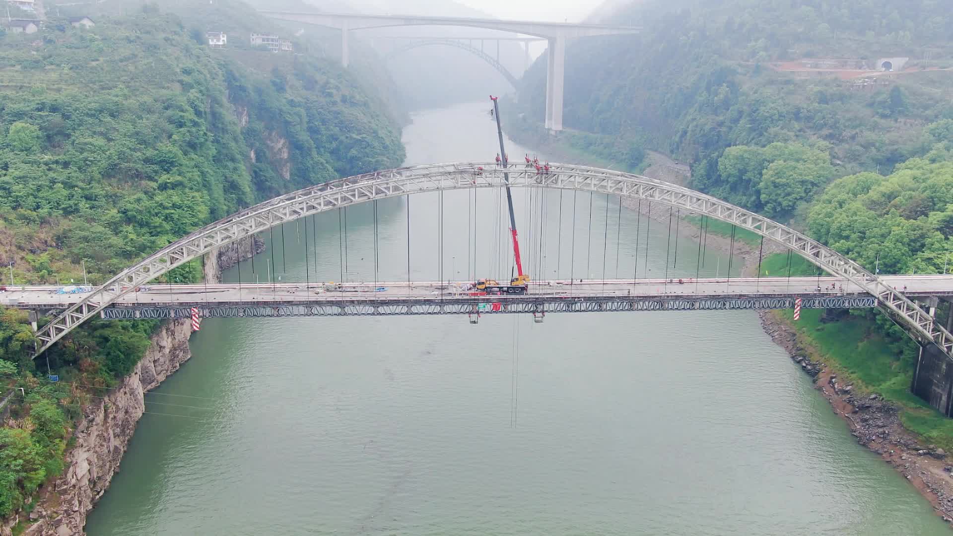 大气湖南湘西芙蓉镇大桥航拍视频的预览图