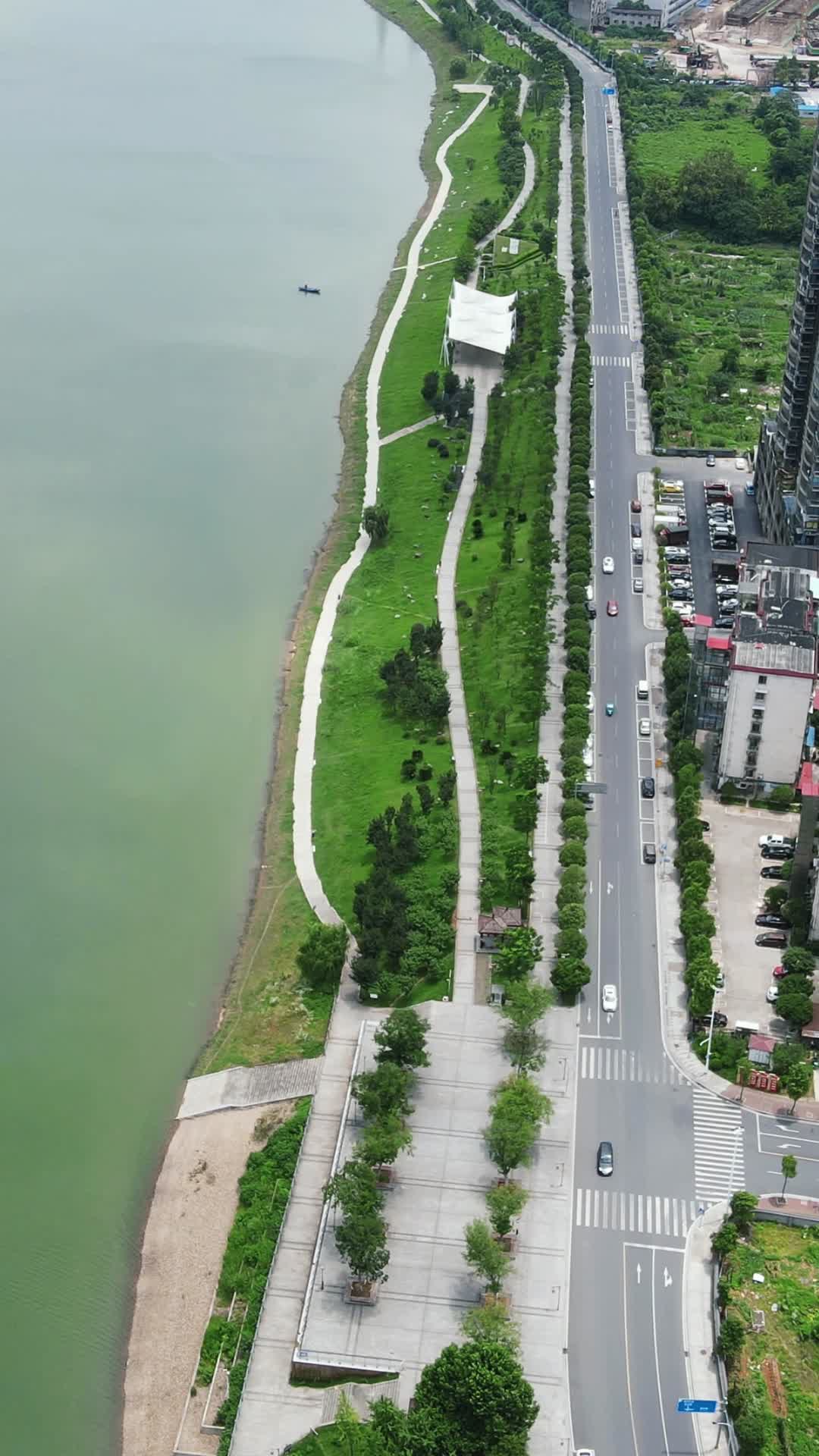 城市航拍湖南益阳沿江风光带竖屏视频的预览图