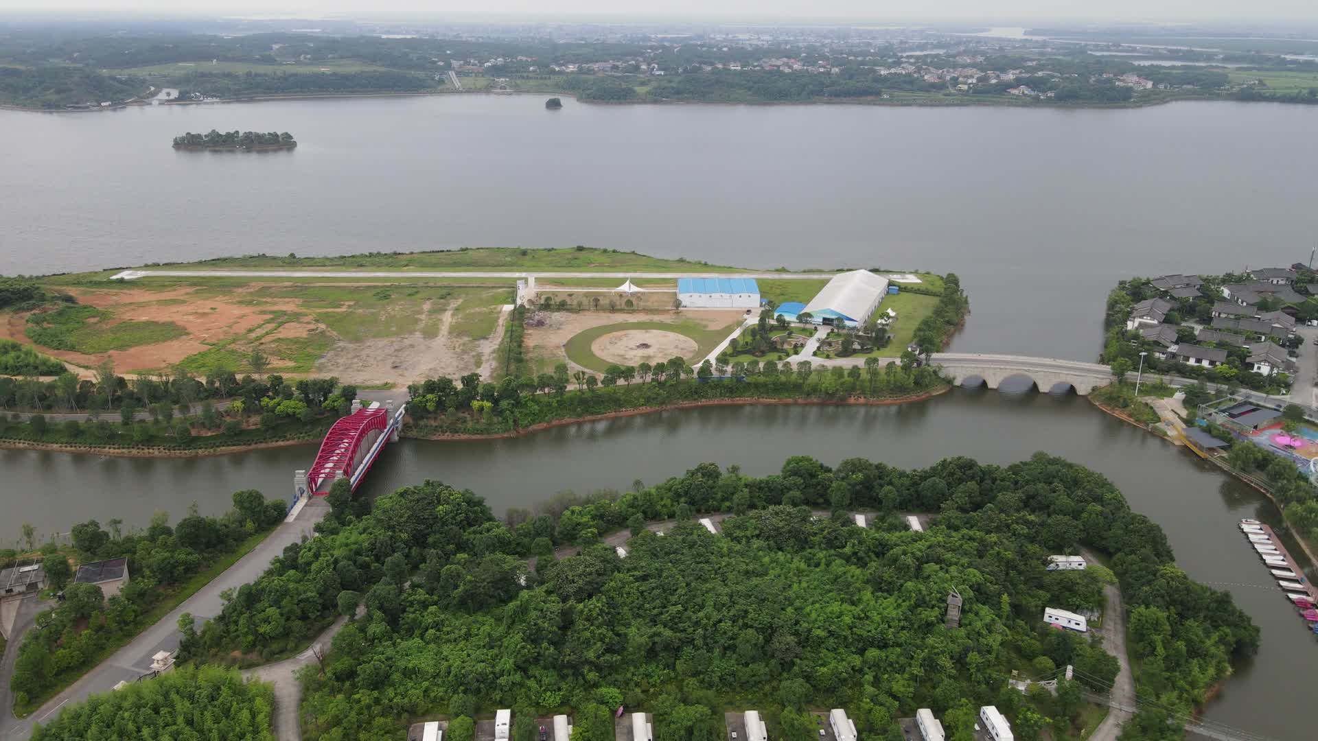 航拍湖南岳阳湘阴洋沙湖生态体育公园视频的预览图