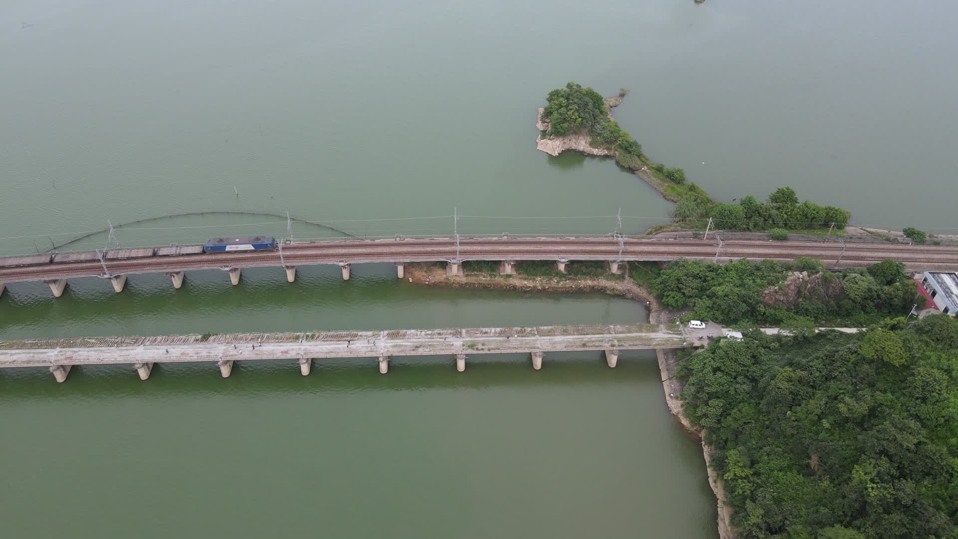 航拍湖南岳阳洞庭湖桥梁视频的预览图