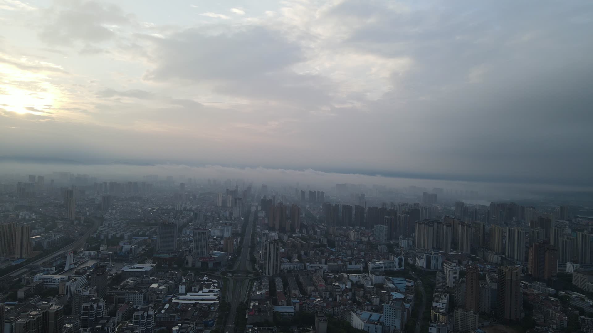 航拍湖南岳阳城市日出视频的预览图