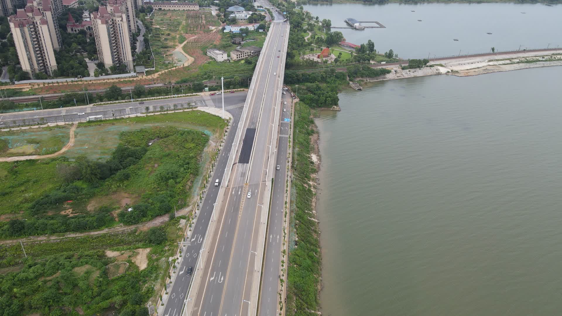 航拍湖南岳阳城市交通大道视频的预览图