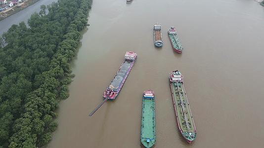 航拍江河水运货船视频的预览图