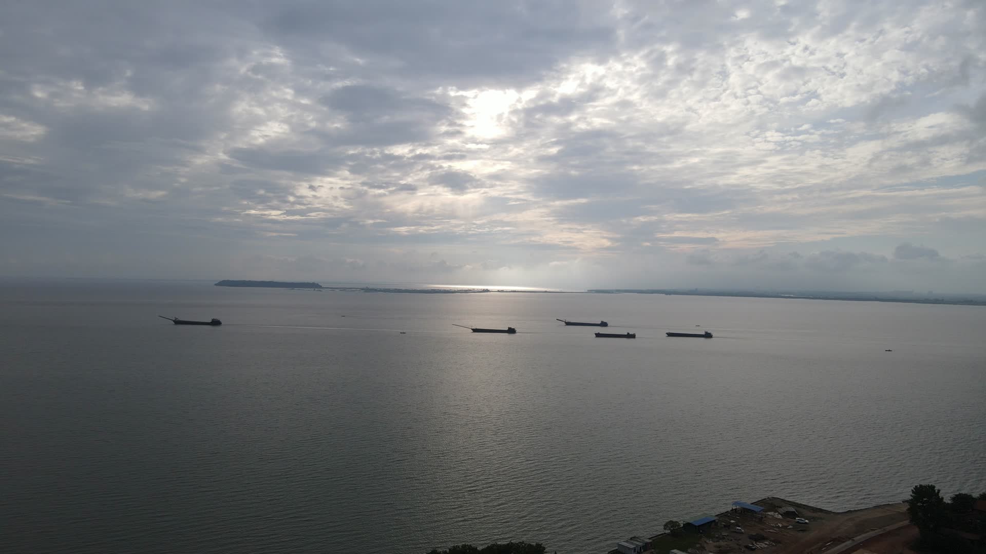 航拍湖南岳阳洞庭湖风光水运货船视频的预览图