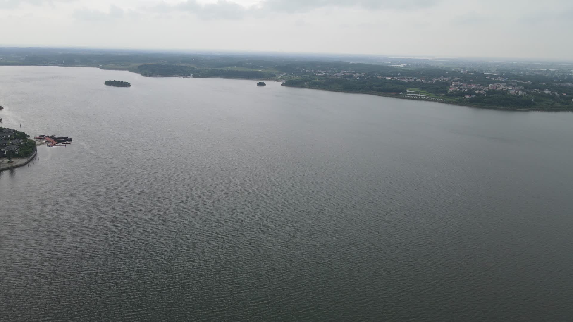 航拍湖南岳阳洞庭湖风光水运货船视频的预览图