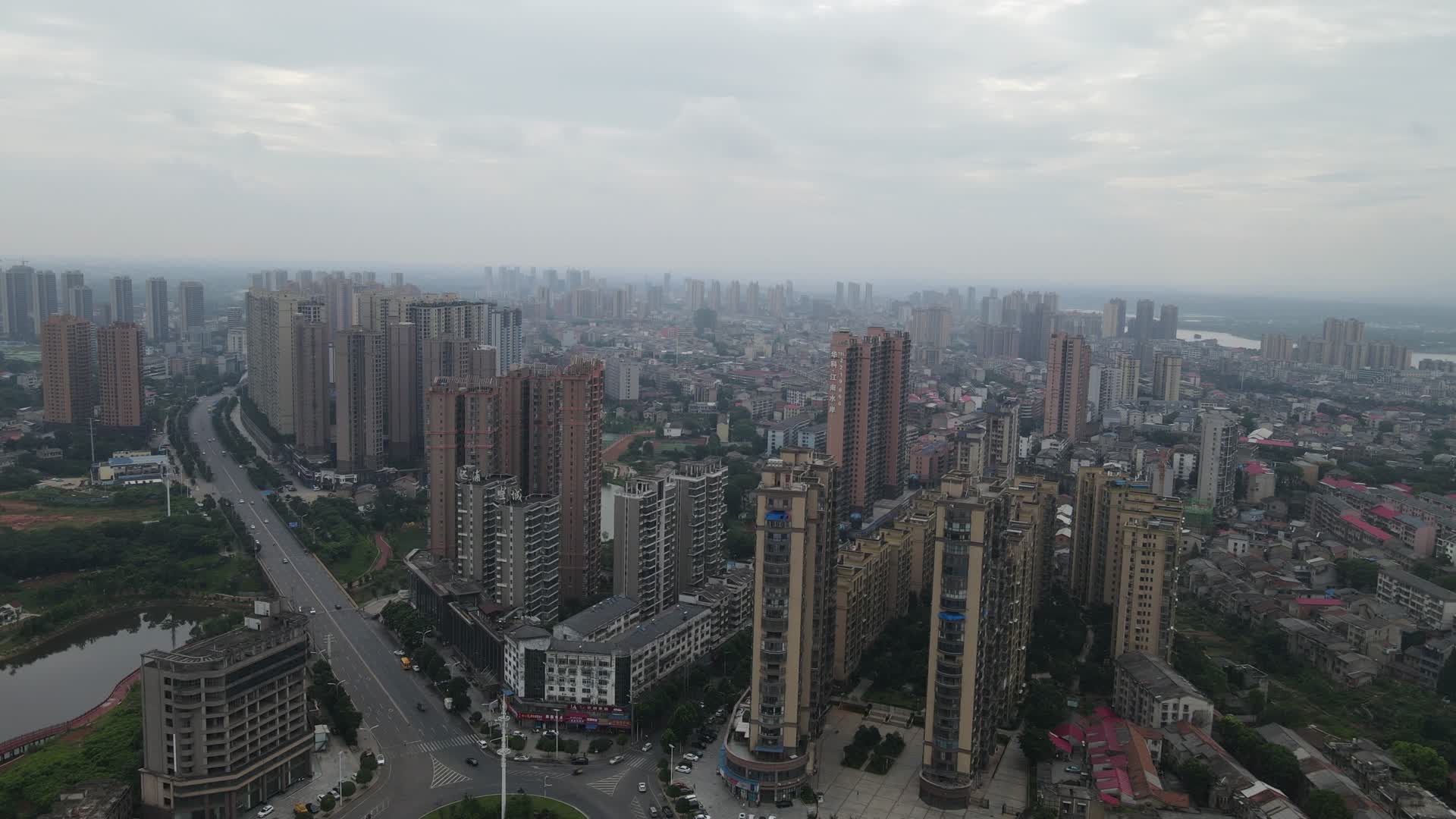 航拍湖南岳阳城市高楼视频的预览图