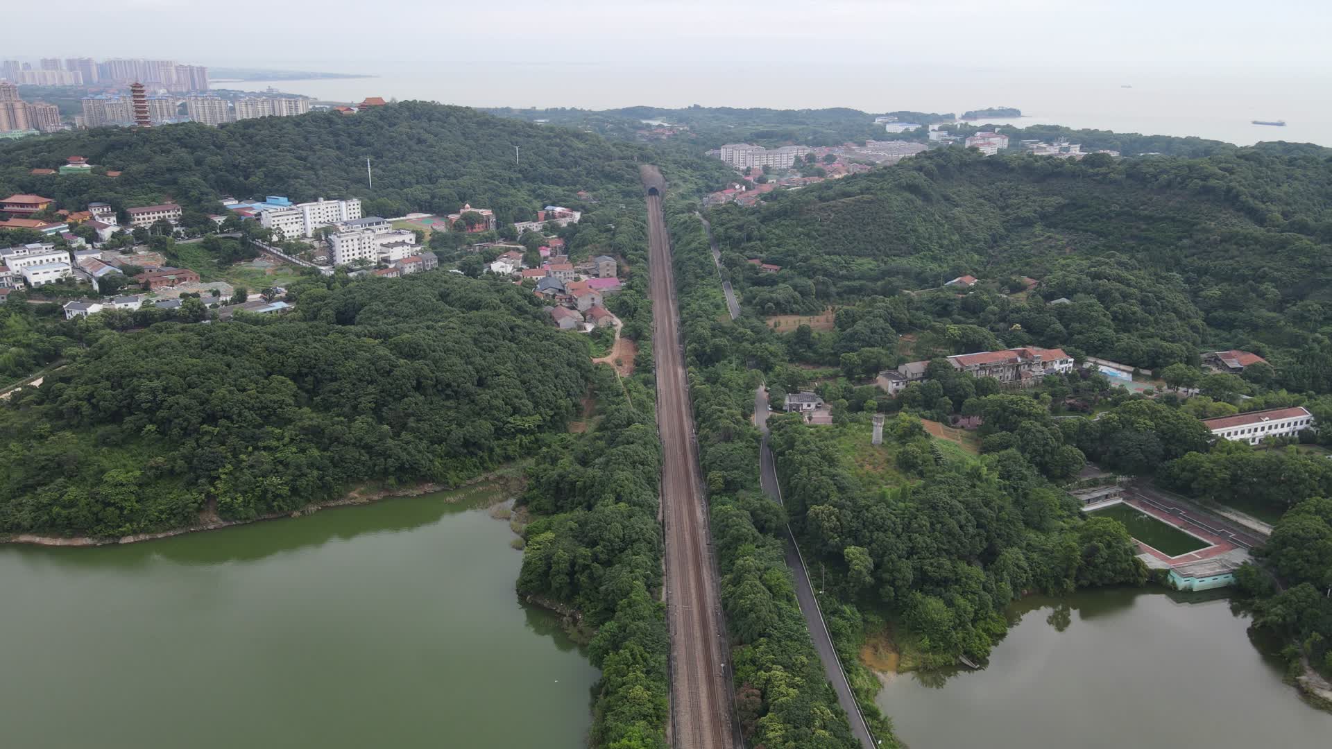 航拍城市交通铁路视频的预览图