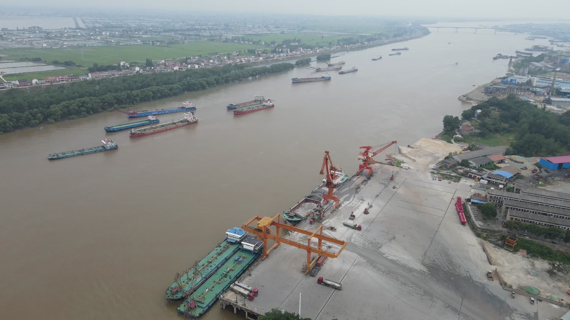 航拍湖南岳阳湘阴湘江码头视频的预览图