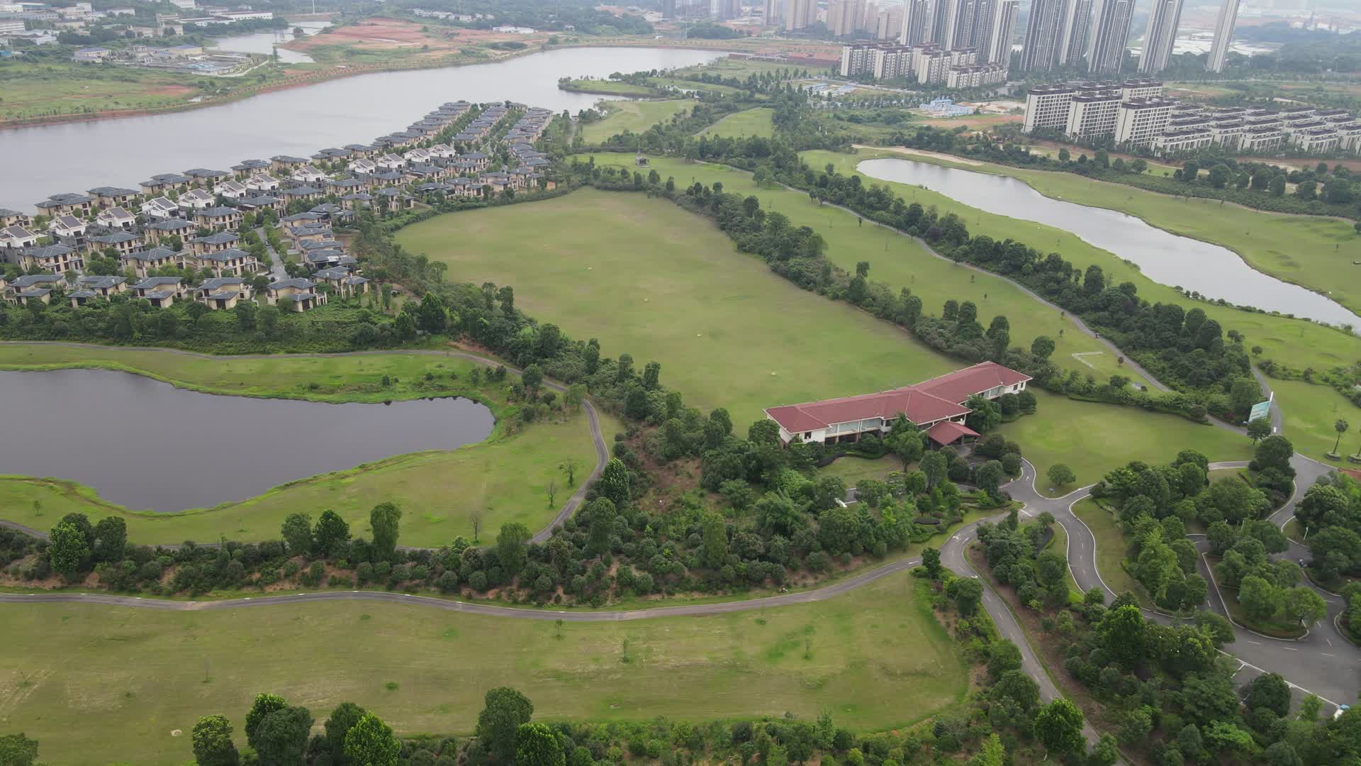 航拍湖南湘阴洋沙湖生态体育公园视频的预览图