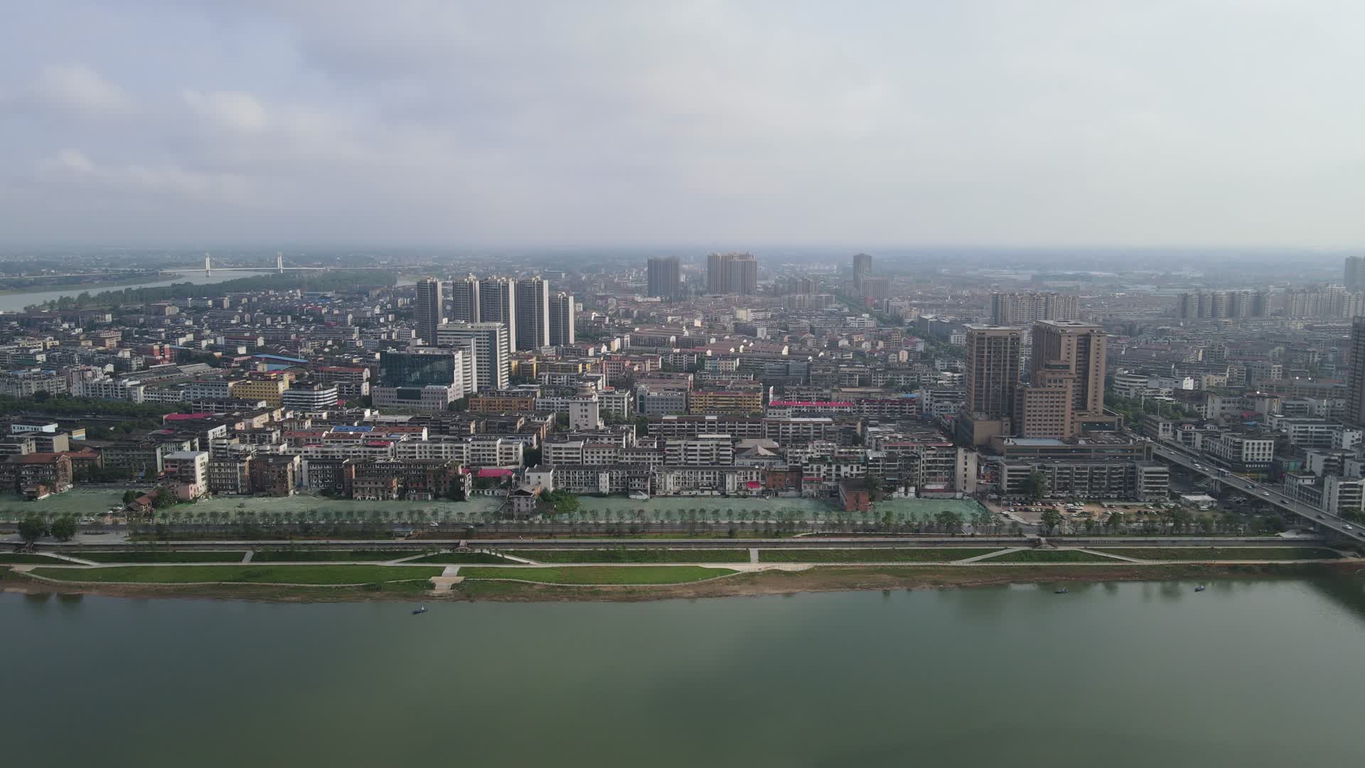湖南益阳资江两岸高楼建筑竖屏航拍视频的预览图