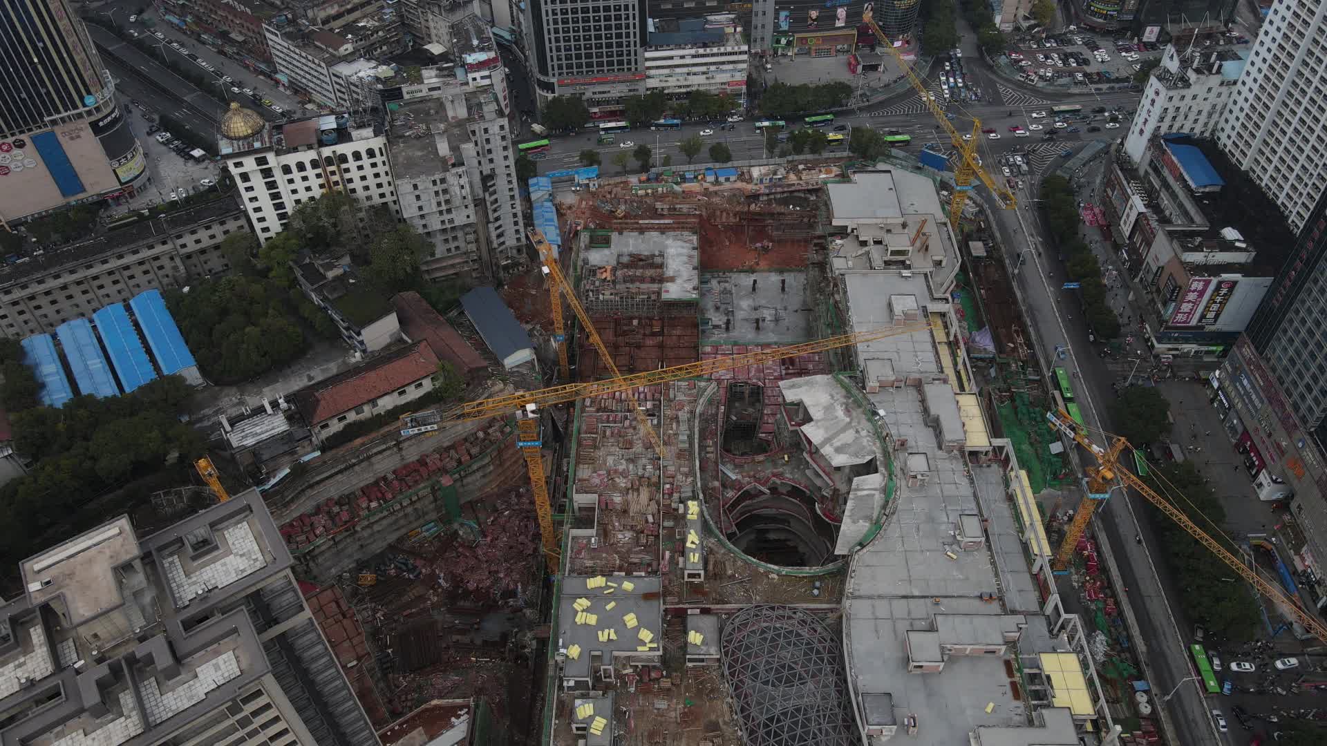 大气城市商业广场施工现场航拍视频的预览图
