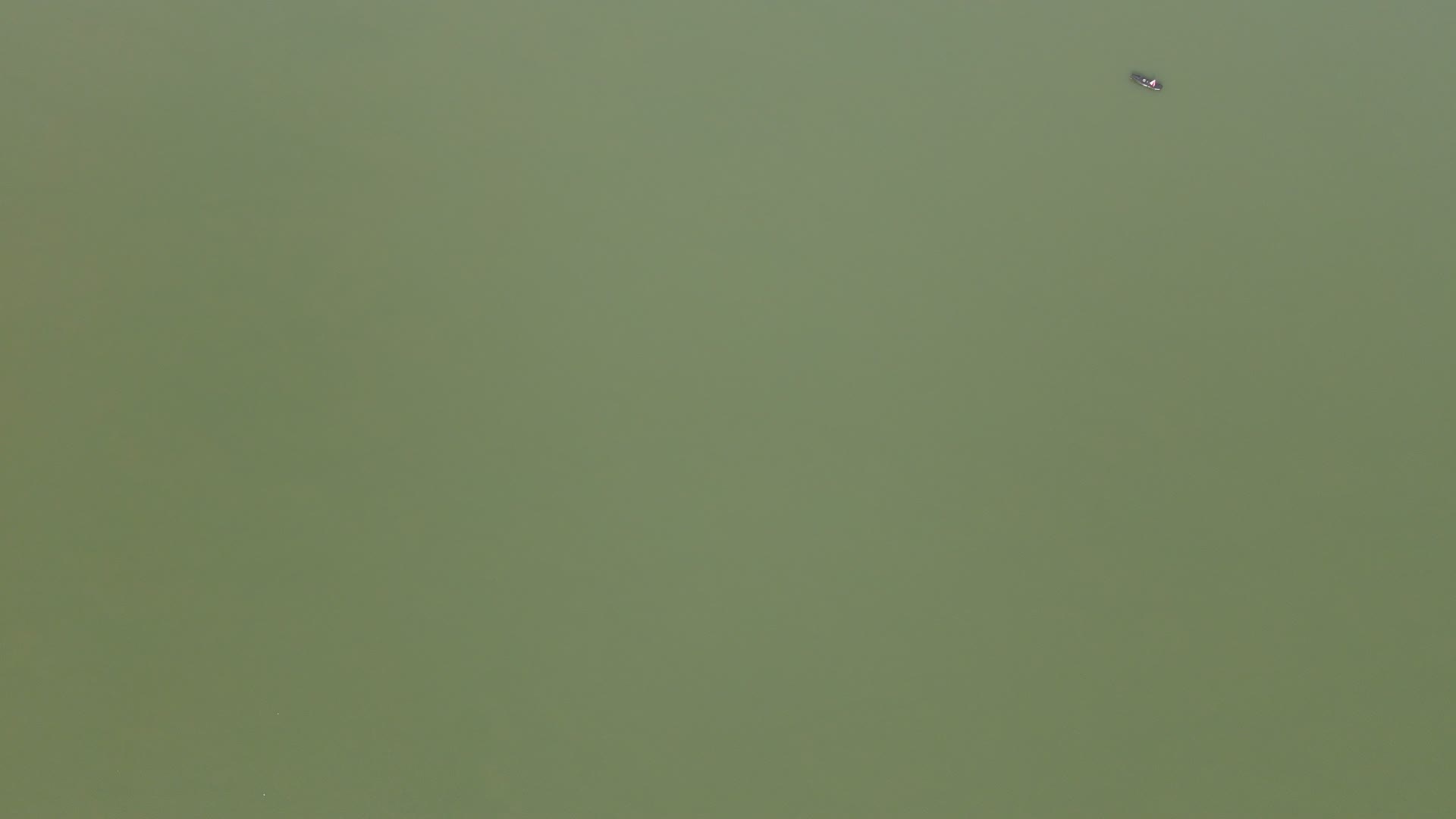 蓝色湖面自然风景航拍视频的预览图