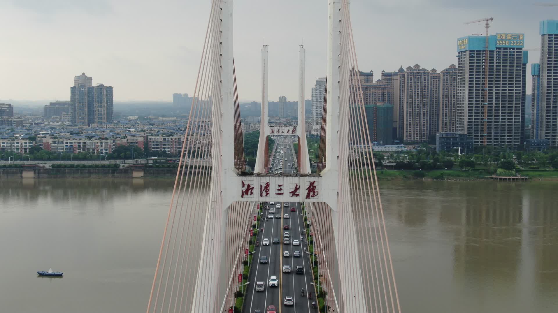 城市航拍湖南湘潭三桥大桥拥堵交通视频的预览图