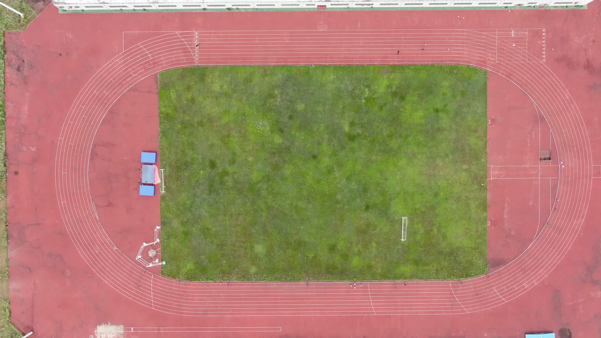 航拍湖南湘潭大学体育运动场视频的预览图