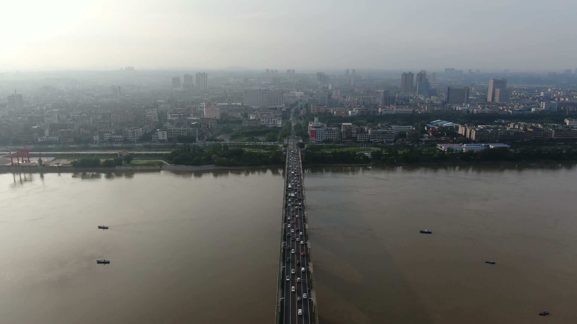 城市跨河大桥拥堵交通航拍视频的预览图