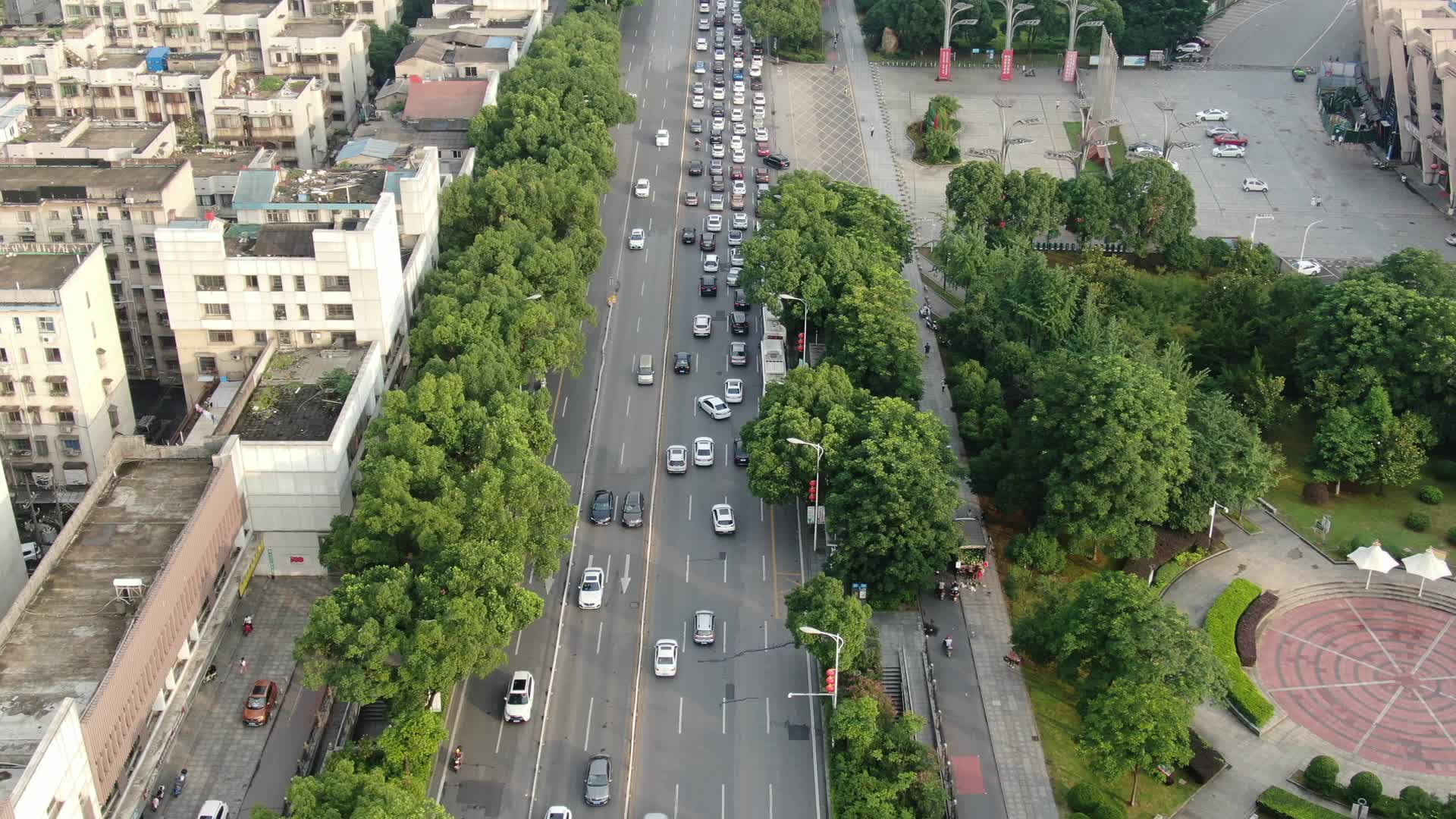 城市航拍湖南湘潭城市拥堵交通视频的预览图