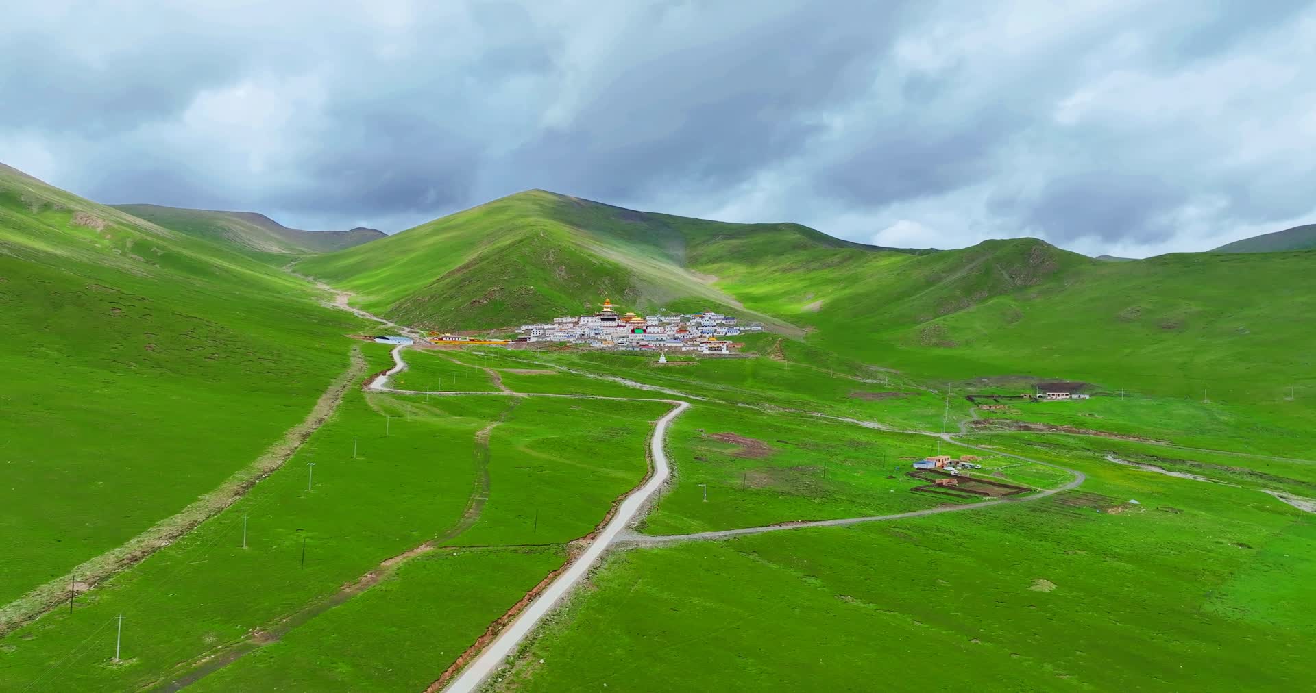 航拍青海玉树哈秀寺藏传佛教格鲁派4K御3视频的预览图