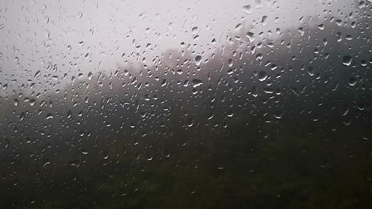实拍车窗外雨滴滴水视频的预览图