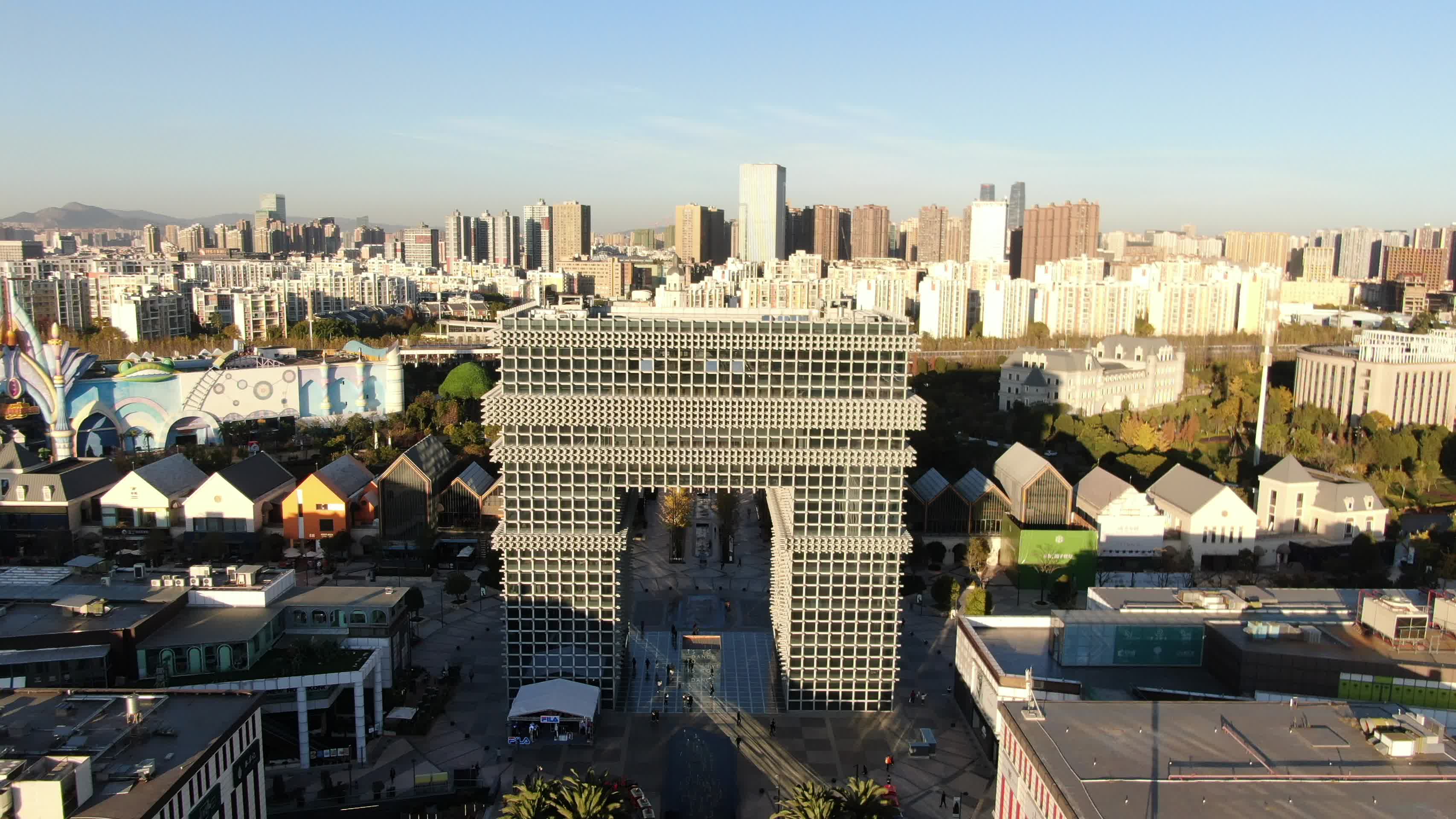 城市航拍云南昆明凯旋门地标建筑视频的预览图