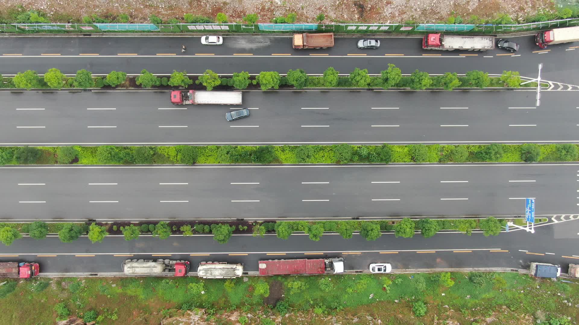 航拍城市交通车辆行驶视频的预览图