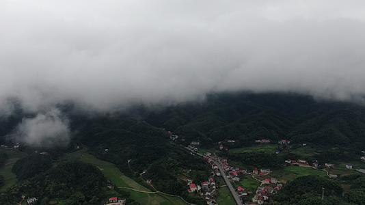 旅游景区湖南南山公园云雾缭绕航拍视频的预览图
