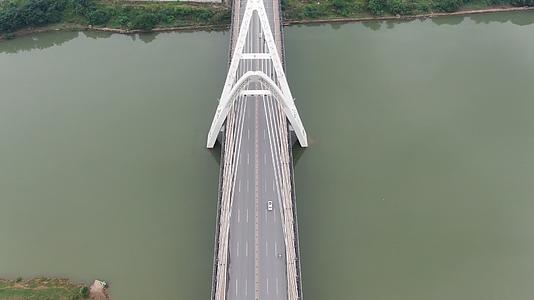 航拍湖南邵阳资水雪峰大桥视频的预览图
